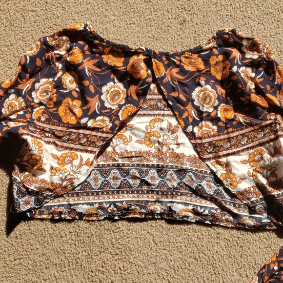 Boho Crop Top with Open Back and Long Sleeves New - Picture 4 of 6